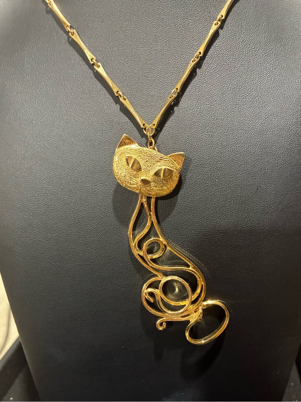 Vintage Gold Tone Cat Bobblehead Necklace